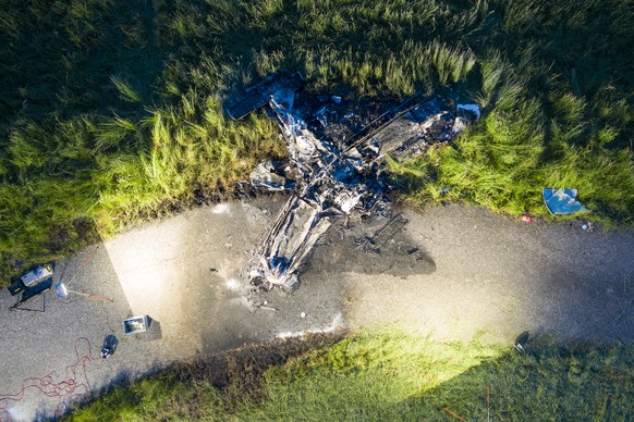 Die Absturzstelle eines Kleinflugzeuges in der Naehe des Flugplatzes Birrfeld bei Muelligen, Kanton Aargau am Dienstag, 14. Mai 2019. Das Flugzeug brannte nach dem Absturz komplett aus. Der Pilot konn ...