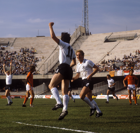 Bildnummer: 09423023 Datum: 14.06.1980 Copyright: imago/Pressefoto Baumann
Euro 1980 in Neapel - BR Deutschland - Niederlande 3:2 - Klaus Allofs (vorn) jubelt mit Karl Heinz Rummenigge (3.v.re.) und B ...