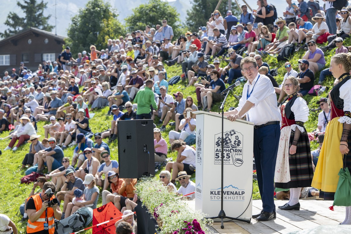 Bundesrat Albert Roesti bei seiner Ansprache, anlaesslich eines Alphorn Weltrekordversuchs mit ueber 1000 Alphornblaeser beim Klewenalp Festival am Samstag, 31. August 2024 auf der Klewenalp ob Becken ...