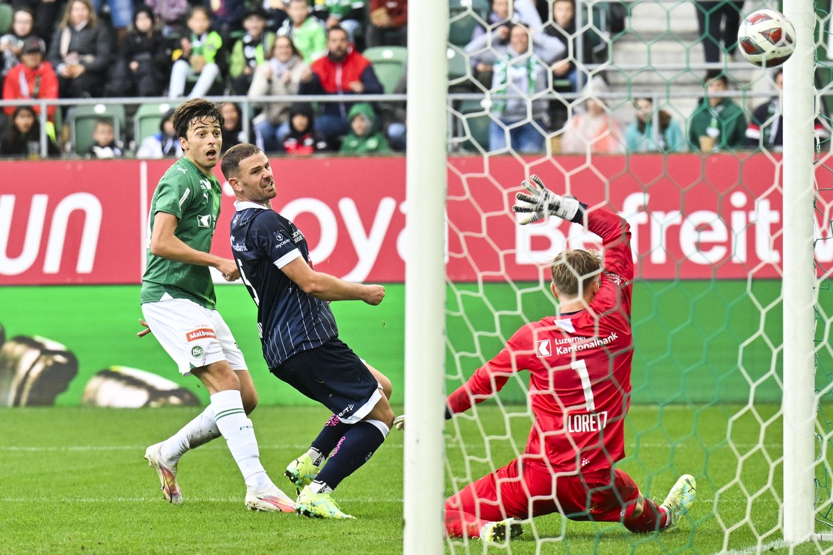 St. Gallens Albert Vallci, links, trifft zum 2-1 gegen Luzerns Torhueter Pascal Loretz, im Fussball Super League Spiel zwischen dem FC St. Gallen und dem FC Luzern, am Sonntag, 6. August 2023, im Kybu ...