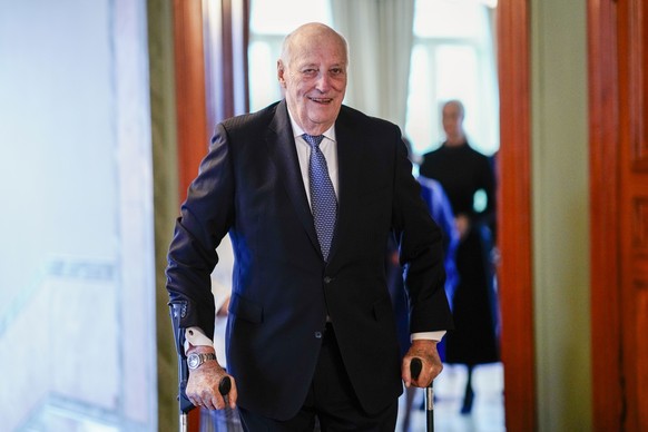epa11151962 King Harald of Norway arrives for a meeting lunch with President of the Republic of Tanzania Samia Suluhu Hassan, at the prime minister&#039;s residence in Oslo, Norway, 14 February 2024.  ...