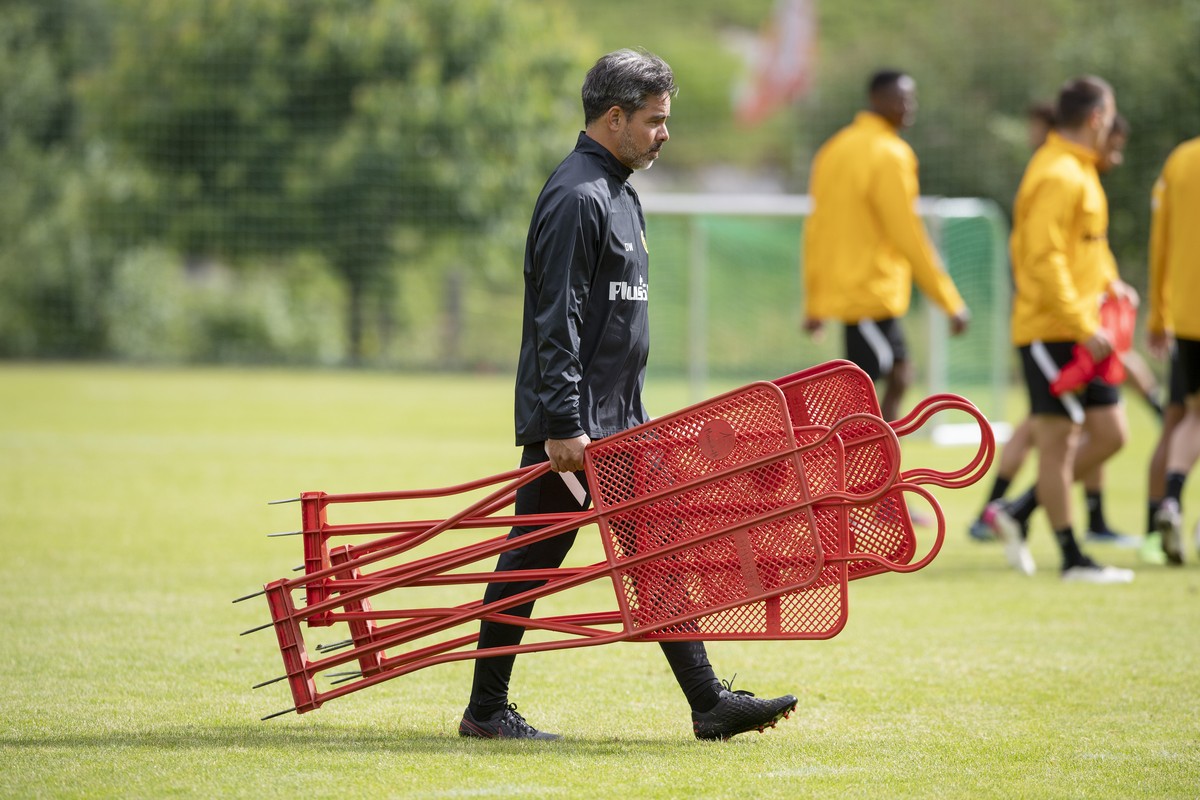 YBs Trainer David Wagner traegt Stellwaende bei einer Trainingseinheit in ihrem Trainingslager, am Mittwoch, 30. Juni 2021, in Saanen. (KEYSTONE/Peter Schneider)