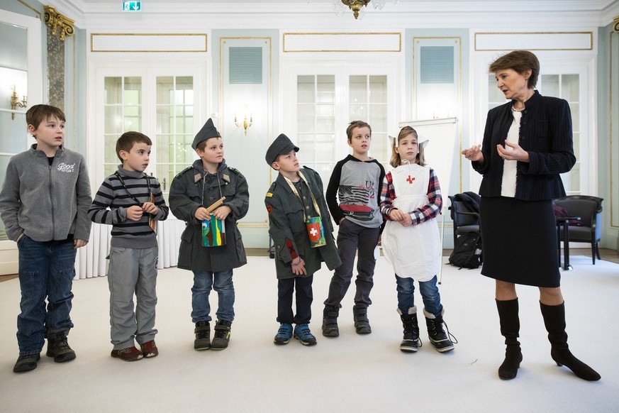 Bundesraetin Simonetta Sommaruga diskutiert mit Schuelern bei einem Empfang im Bernerhof, am Donnerstag, 21. November 2019 in Bern. Bundesraetin Sommaruga empfing 4 Schulklassen, die beim Swissaid Abz ...