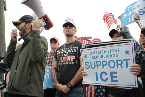 Protesters supporting Immigration and Customs Enforcement agents gather outside the Delaney Hall detention center on Saturday, May 30, 2026, in Newark, N.J. (AP Photo/Angelina Katsanis)
Immigration Pr ...