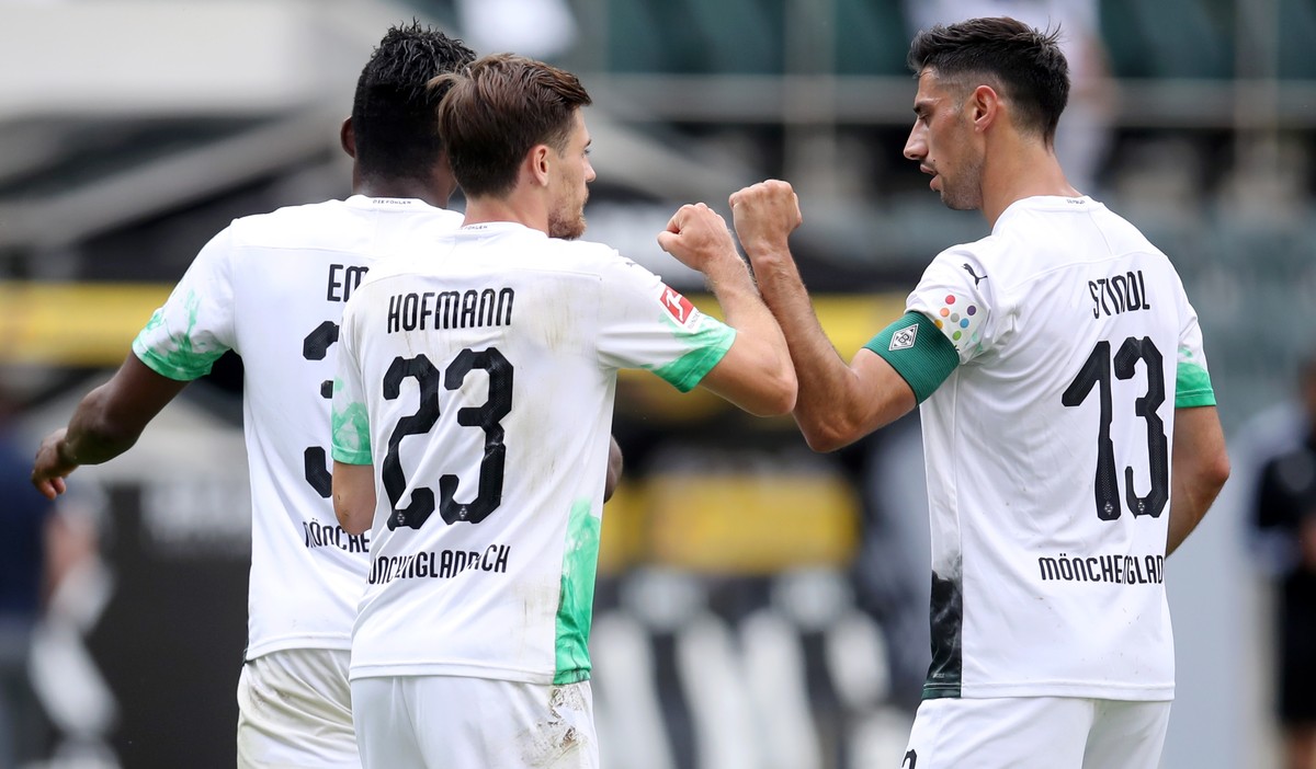epa08488805 Jonas Hofmann of Borussia Moenchengladbach celebrates after scoring his team's first goal with teammate Lars Stindl during the Borussia Moenchengladbach and VfL Wolfsburg at Borussia- ...