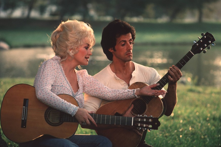 Studio Publicity Still from Rhinestone Dolly Parton Sylvester Stallone © 1984 20th Century Fox Los Angeles CA USA PUBLICATIONxINxGERxSUIxAUTxONLY Copyright: xAmericanxPictorialx 31706192