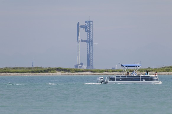 epa12320780 A view of SpaceX&#039;s 10th Starship test rocket seen from Isla Blanca Park at South Padre Island, Texas, USA, 24 August 2025. Following several failures, SpaceX&#039;s Starship, the larg ...