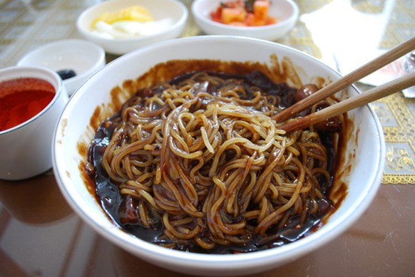 Jajangmyeon, Nudeln mit schwarzer Sauce, Koreanische Spezialität, Black Day