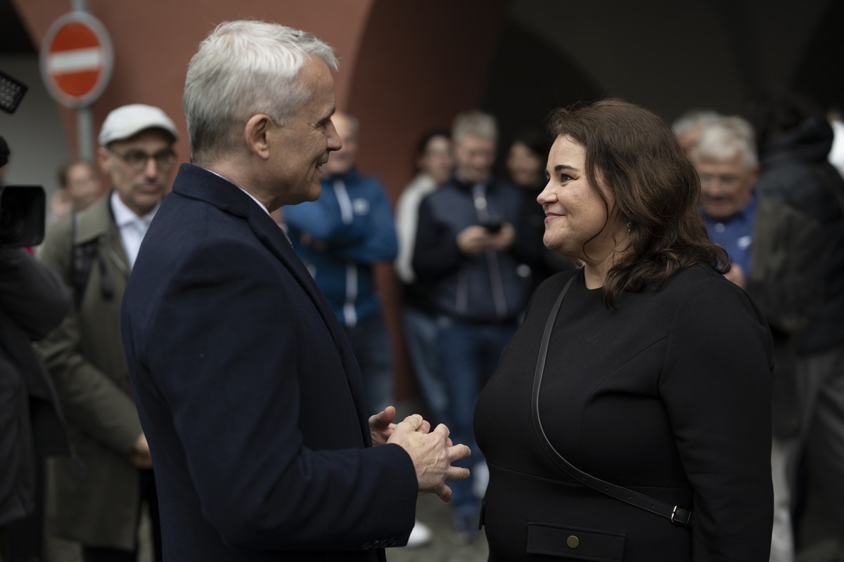 Die neu gewaehlte Frau stillstehende Landammann Angela Koller erhaelt Gratulationen von Bundesrat Beat Jans nach der Landsgemeinde, am Sonntag, 27. April 2025, in Appenzell. Am letzten Sonntag im Apri ...