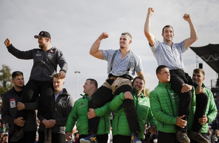 Samuel Giger, Mitte, Damian Ott, rechts, und Fabian Staudenmann, links, jubeln nach dem Schlussgang an der Kilchberger Schwinget in Kilchberg, Kanton Zuerich, am Samstag, 25. September 2021. Die 60 be ...