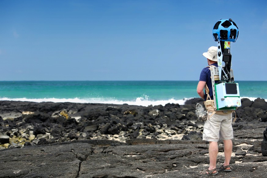 Mann mit Street-View-Kamerarucksack auf den Galapagos-Inseln.