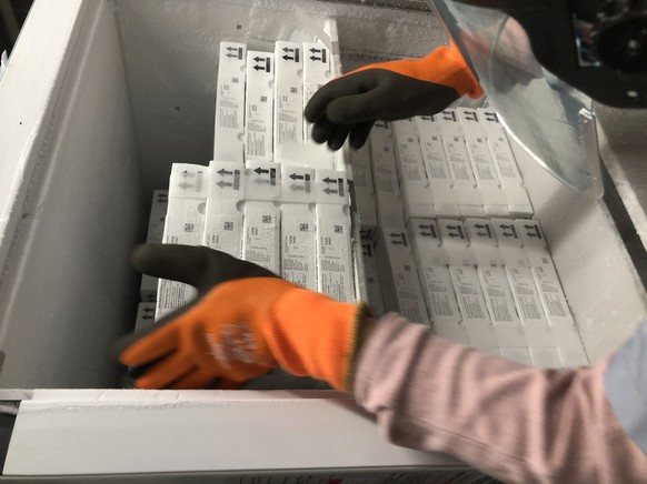 In diesen Kartons wird der Impfstoff angeliefert.