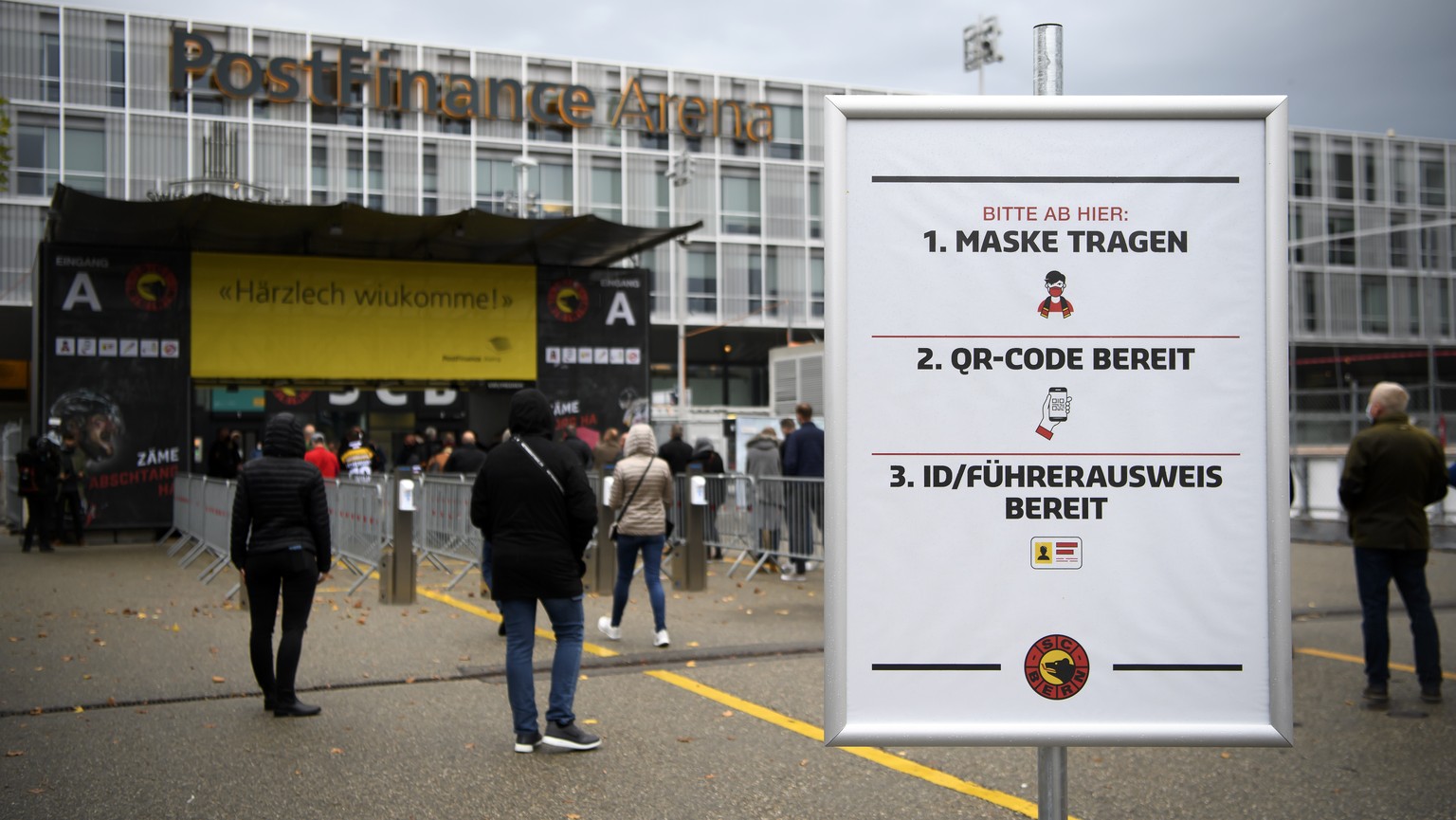 Ein Plakat mit Informationen vor Eingang A vor dem Eishockey Meisterschaftsspiel der National League zwischen dem SC Bern und den HC Ambri-Piotta, vor der Postfinance Arena in Bern, am Donnerstag, 1.  ...