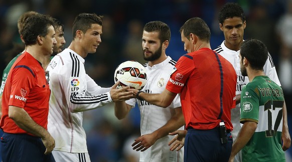 Der Matchball für den Matchwinner: CR7 erhält das Spielgerät nach seinen vier Toren gegen Elche im letzten Herbst.