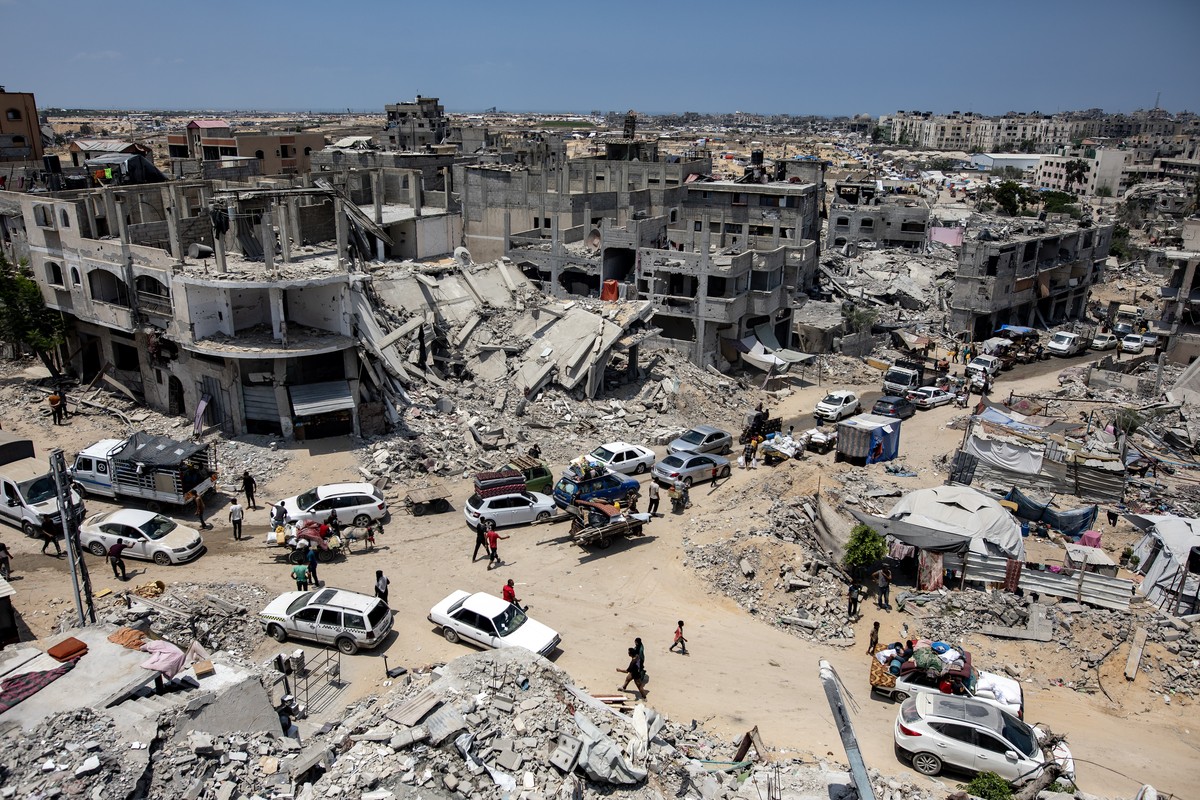 epaselect epa11499340 Palestinians flee from Khan Yunis after a new evacuation order was issued by the Israel Defense Forces (IDF), Khan Yunis camp in the southern Gaza Strip, 27 July 2024. More than  ...