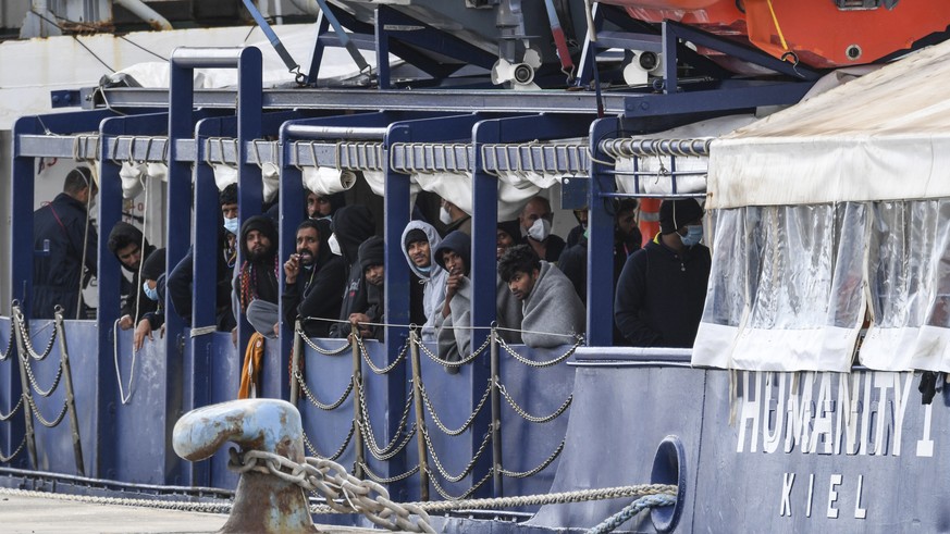 Selection on the rescue ship: some are allowed ashore, others remain at sea Qatar’s foreign minister accuses the German government of “double standards”.