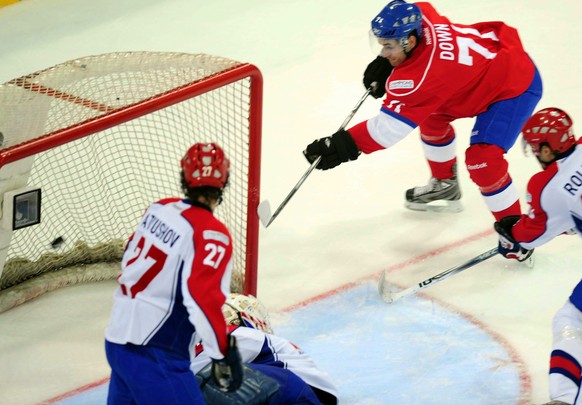 Blaine Down, right, of Swiss team ZSC Lions scores the first goal for ZSC Lions during the ice hockey Champions League second leg final match between ZSC Lions and Metallurg Magnitogorsk in Rapperswil ...