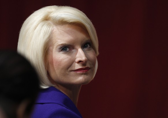 ARCHIV - TRUMP ERNENNT CALLISTA GINGRICH ZUR US-BOTSCHAFTERIN IN DER SCHWEIZ --- Callista Gingrich, wife of former House Speaker, Republican presidential candidate Newt Gingrich listens to a question  ...
