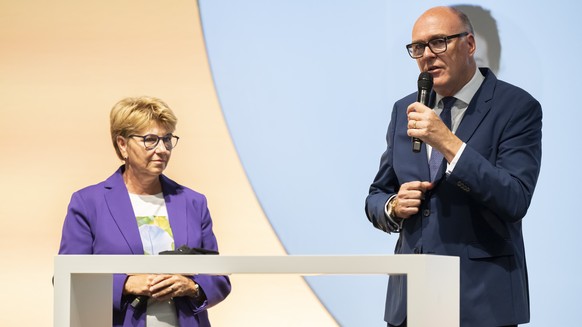 Bundesrat Martin Pfister, rechts, spricht neben alt Bundesraetin Viola Amherd, links, an der Delegiertenversammlung der Mitte Partei, am Samstag, 28. Juni 2025 in Bern. (KEYSTONE/Anthony Anex)