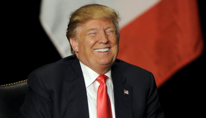 U.S. Republican presidential candidate Donald Trump laughs during a campaign event at the Orpheum Theatre in Sioux City, Iowa January 31, 2016. REUTERS/Dave Kaup