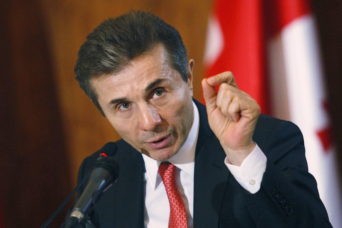 Le Premier ministre géorgien Bidzina Ivanishvili fait des gestes lors d'une conférence de presse à Tbilissi, en Géorgie, le lundi 24 décembre 2012. Ivanishvili a déclaré lundi qu'il était &q ...