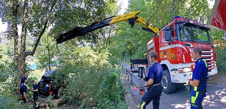 Fast bis zur Aare gerollt: Die Berner Berufsfeuerwehr konnte das Auto, welches in der Berner Altstadt einen Hang hinuntergefahren war, bereits wieder bergen.&nbsp;&nbsp;