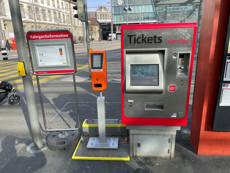 Zwei Generationen: Links der bargeldlose Automat, rechts ein klassisches Modell.