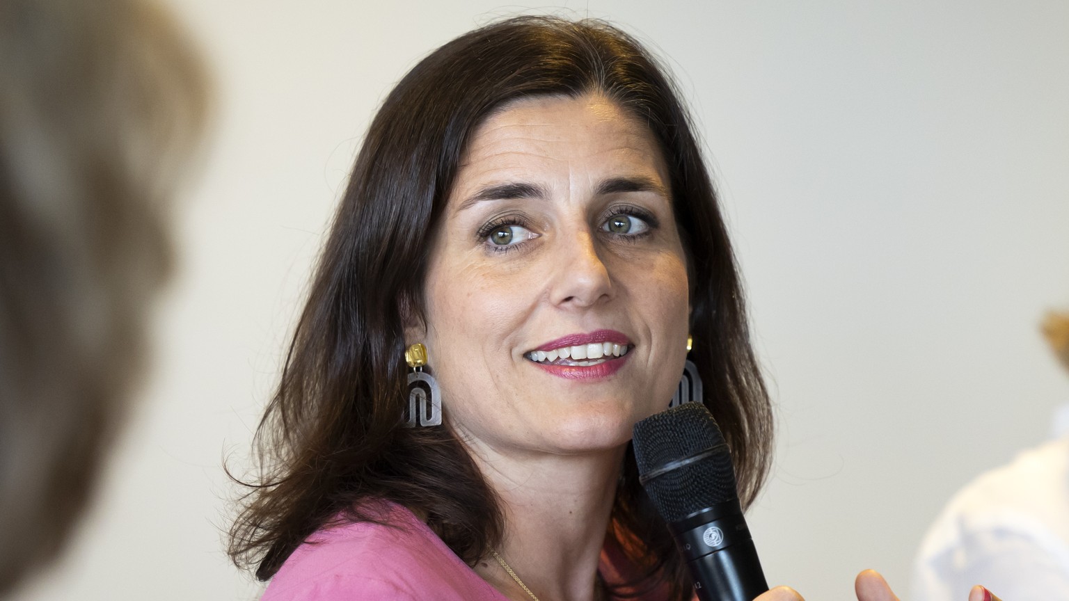 Staenderatskandidatin Flavia Wasserfallen, SP-BE, spricht waehrend einer Podiumsdiskussion mit 6 Berner Nationalrats- und Staenderatskandidatinnen, am Mittwoch, 9. August, 2023 in Bern. Das Podium wur ...