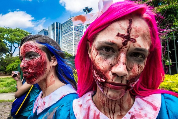 Als Zombies verkleidete Frauen laufen an Halloween durch Sao Paolo in Brasilien.