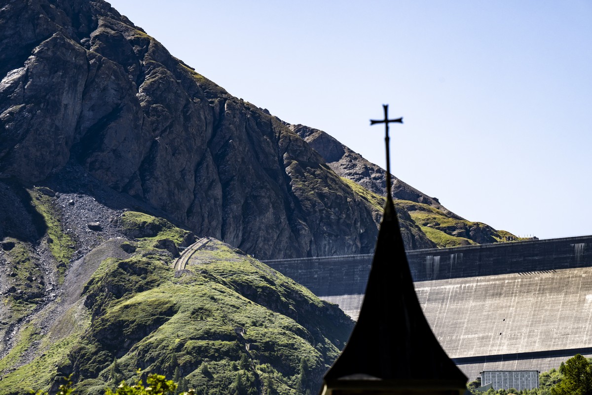 Une vue de l'eboulement de roches, a gauche, proche du barrage de la Grande Dixence le jeudi 17 juillet 2025 depuis Pralong sur la commune d'Heremence en Valais. La Commune d'Heremence  ...