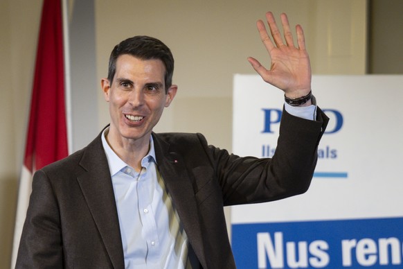 Parteipraesident und Staenderat Thierry Burkart, FDP-AG, wird verabschiedet an der Delegiertenversammlung der FDP, am Samstag, 18. Oktober 2025, in Bern. (KEYSTONE/Peter Schneider)