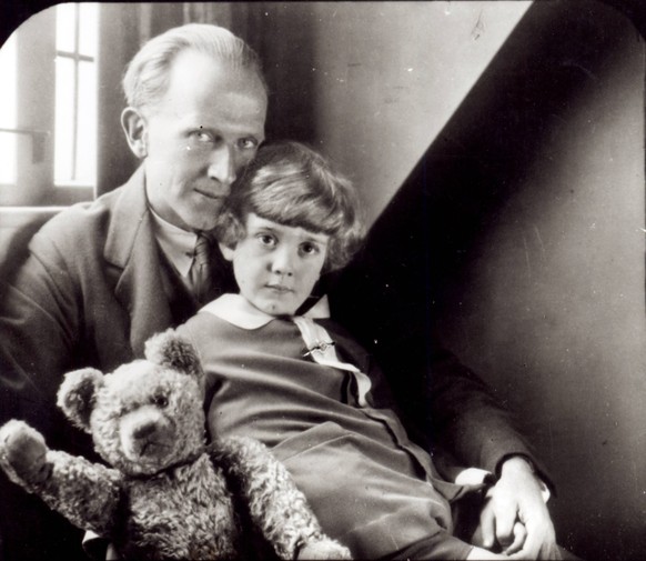 A. A. Milne 1882-1956 and his son Christopher Robin b.1920 with Winnie-the-Pooh, 1926 b/w photo XJF119840 A. A. Milne 1882-1956 and his son Christopher Robin b.1920 with Winnie-the-Pooh, 1926 b/w phot ...