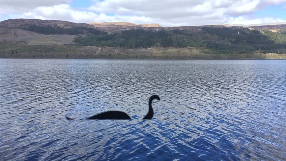 Das Ungeheuer von Loch Ness ist wieder gesichtet worden! Zumindest etwas mit 4 bis 5 HÃ¶ckern
ich habe es am 14. Mai 2016 selber fotografiert! Ganz deutlich zu sehen :-)