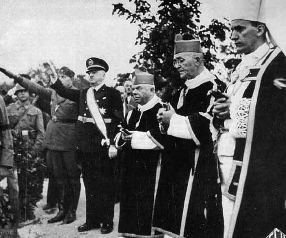 Erzbischof Alois Stepinac (rechts aussen) mit anderen Prälaten und Führern der Ustascha an der Beerdigung von Marko Došen, 1944.