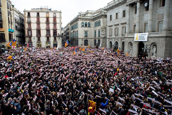 epaselect epa06315692 Hundreds of people gather at the Sant Jaume Square to protest against the imprisonment of pro-independence leaders and to demand their set free in Barcelona, 08 November 2017. A  ...