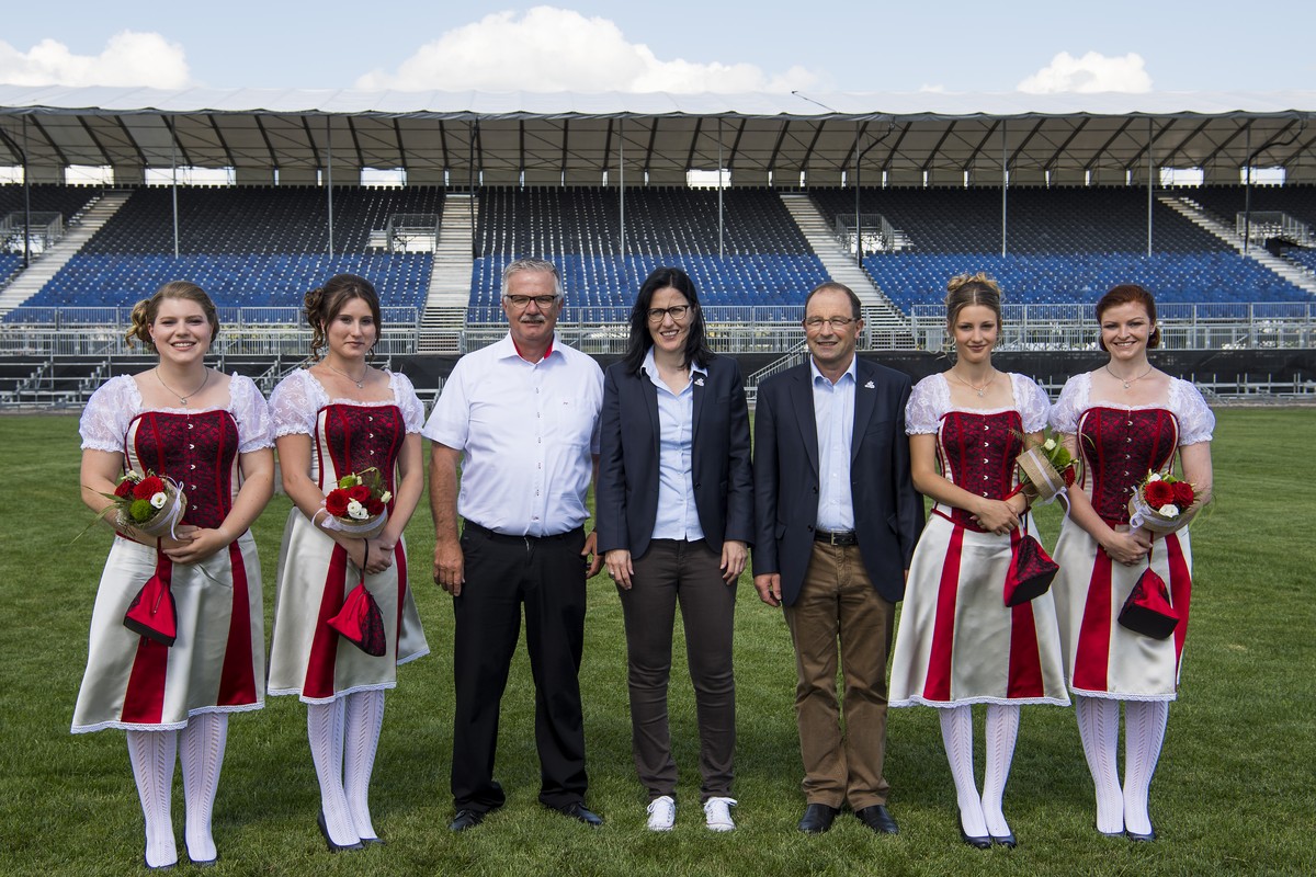 Paul Vogel, gauche, Obmann de l'association federale de lutte suisse, Isabelle Emmenegger, centre, directrice d'Estavayer 2016, Albert Bachmann, droite, president du comite d'organisati ...