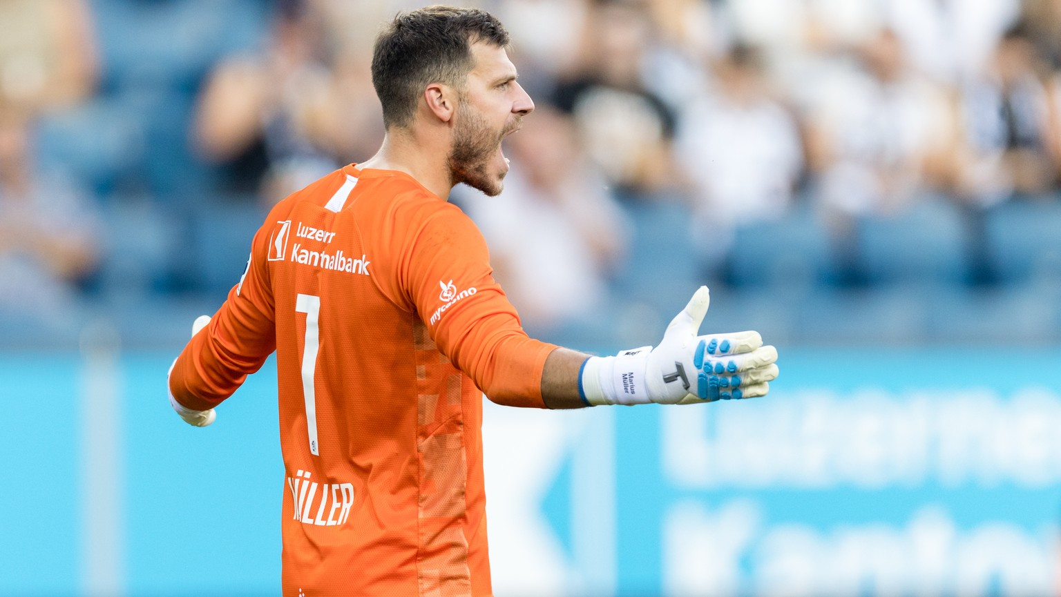 FC Luzerns Torhueter Marius Mueller im Fussball Meisterschaftsspiel der Super League zwischen dem FC Luzern und dem Grasshopper Club Zuerich am Mittwoch, 10. August 2022 in der Swissporarena in Luzern ...