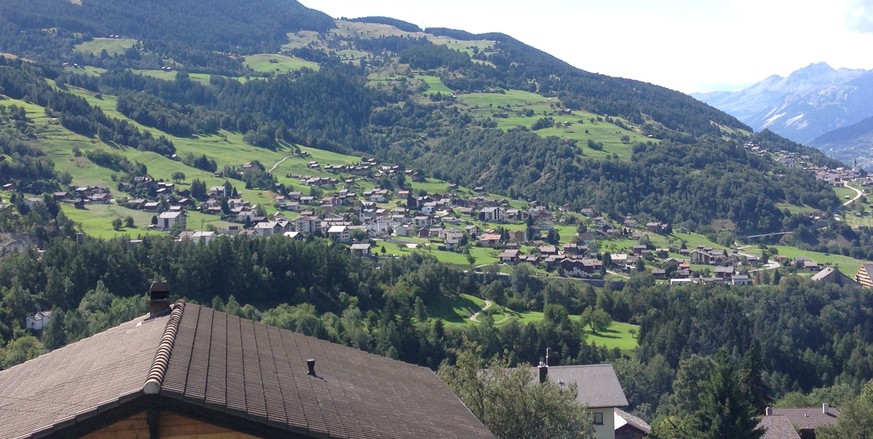 Der Blick von Bürchen hinüber nach Unterbäch, wo Schweizer Geschichte geschrieben wurde.