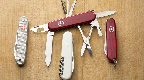 Verschiedene Schweizer Messer von Victorinox, aufgenommen am 21. Januar 2014, in Zuerich. (KEYSTONE/Gaetan Bally)
A variety of Swiss army knives by Victorinox, pictured January 21, 2014 in Zuerich, S ...