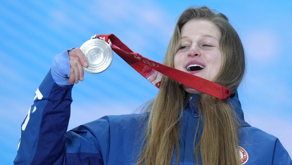 Julia Marino shows her silver medal for the snowboard event during the awards ceremony at the 2022 Winter Olympics, Sunday, Feb. 6, 2022, in Zhangjiakou, China. (AP Photo/Kirsty Wigglesworth)