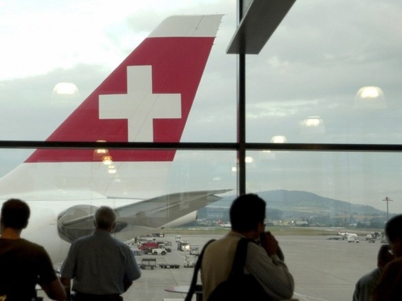 Passagiere warten in der Abflughalle – die Swiss verzeichnet drei Prozent mehr Gewinn als im Vorjahr.