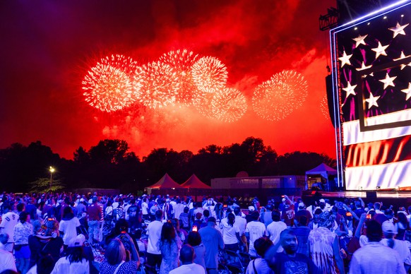 epaselect epa13088183 Fireworks go off during the Salute to America 250 celebration on the National Mall in Washington, DC, USA, 05 July 2026. The fireworks display that followed the president?s speec ...