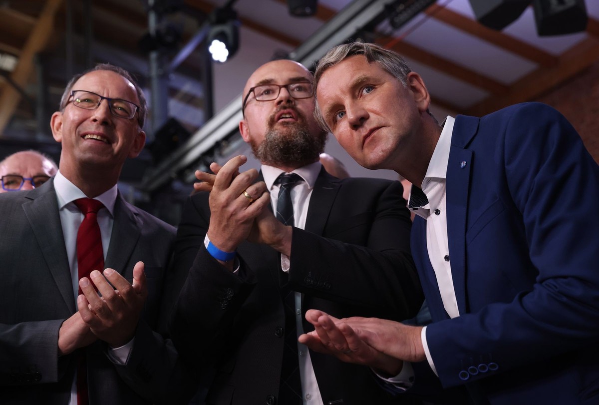 epa09251496 Leading members of the right-wing Alternative for Germany (AfD) political party Joerg Urban (L), Hans-Thomas Tillschneider (C)and Bjoern Hocke react to initial results in Saxony-Anhalt sta ...