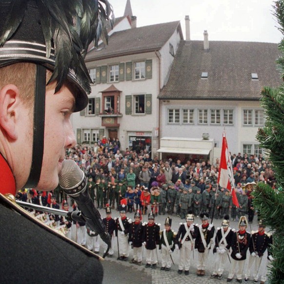 Der neue Aeschlihauptmann Wendolin Bruehwiler, spricht am Mittwoch 25. Februar 1998, anlaesslich des Aschermittwochumzuges in Elgg (ZH) zu seinen Leuten. Rund hundert fuenf bis vierzehnjaehrige Buben  ...