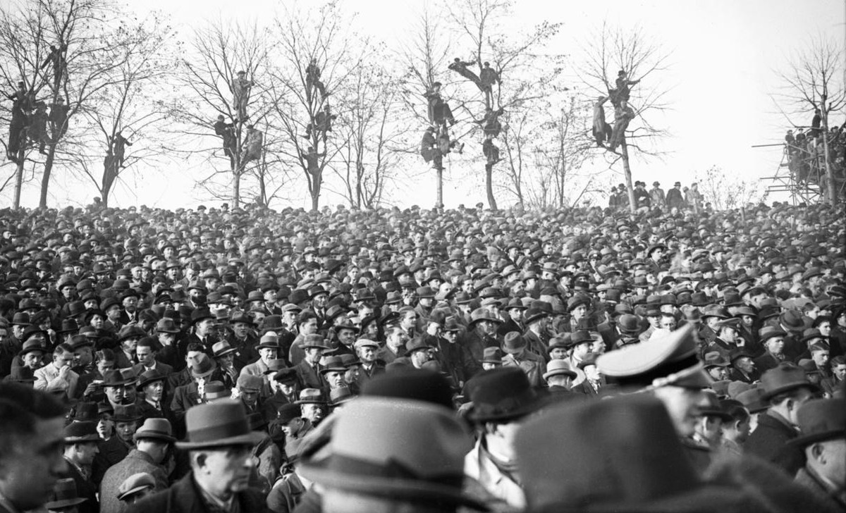 Dichte Zuschauerreihen beim Laenderspiel Deutschland gegen die Schweiz in Koeln. Das Spiel am 6. Februar 1938 endet 1:1 unentschieden. (KEYSTONE/PHOTOPRESS-ARCHIV/Str)