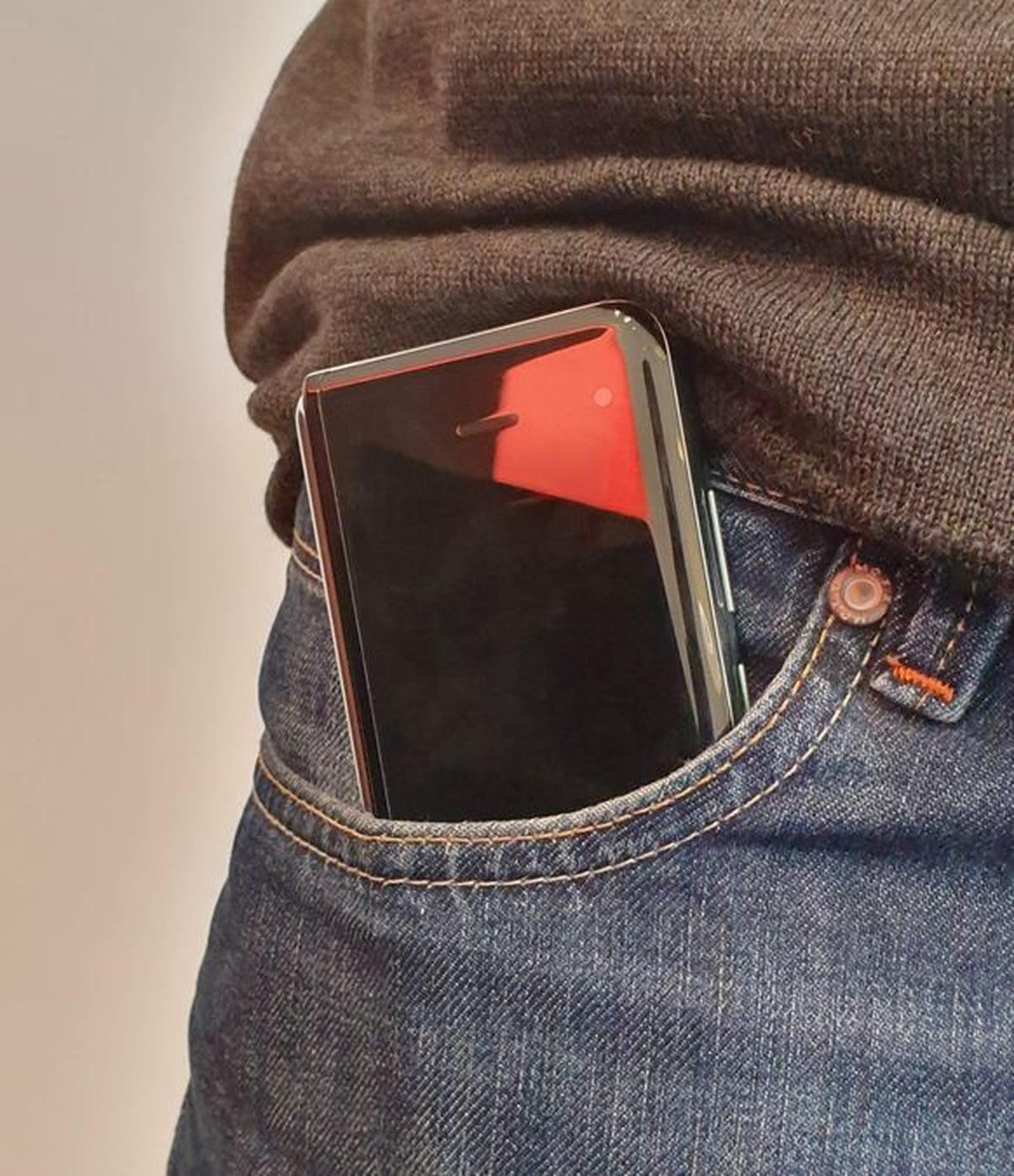 Alternativen zu kleinen Smartphones sind Geräte mit etwas grösseren, langgezogenen Displays, die ihre schmale Form behalten.