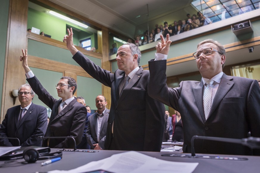 Die Vereidigung der drei neugewaehlten Staatsraete von links: Frederic Favre (FDP), Christophe Darbellay (CVP) und Roberto Schmid (CVP), waehrend der Konstituierenden Session im kantonalen Parlament W ...