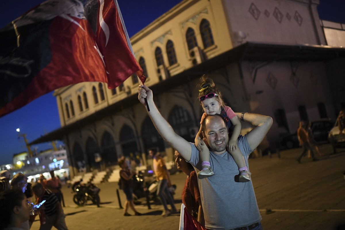 epa07669237 Supporters of Republican People's Party (CHP) candidate for mayor of Istanbul Ekrem Imamoglu celebrate after the Istanbul mayoral elections re-run, in Istanbul, Turkey, 23 June 2019.  ...