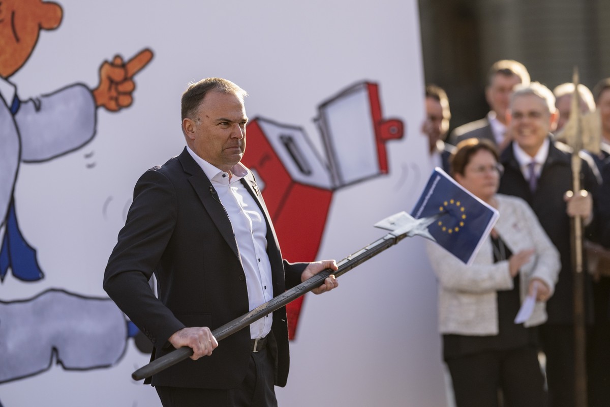 KEYPIX - SVP Praesident Marcel Dettling, SVP-SZ, Hellebarde in der Hand mit der er die "EU-Vertraege" aufgespiesst hat, spricht zusammen mit seinen Fraktionskolleginnen und -kollegen gegen d ...
