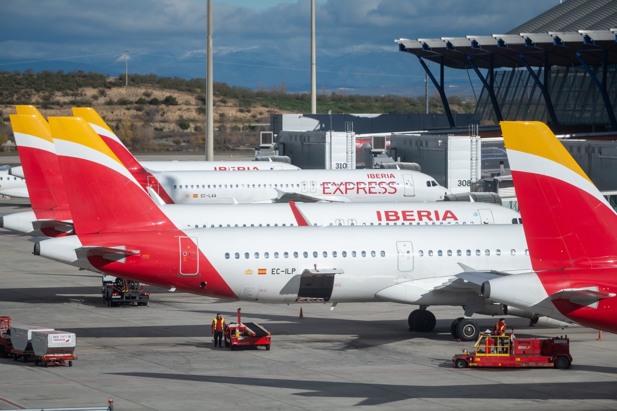 epa11060841 Spanish airline Iberia's airplanes on the tarmac during the second day of the airline's ground handling workers strike at Alfonso Suarez Madrid-Barajas International airport in M ...